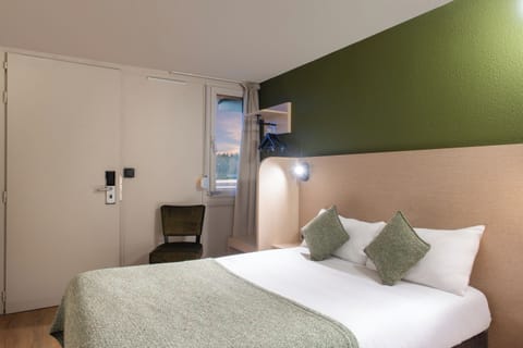 Egyptian cotton sheets, premium bedding, Select Comfort beds, desk