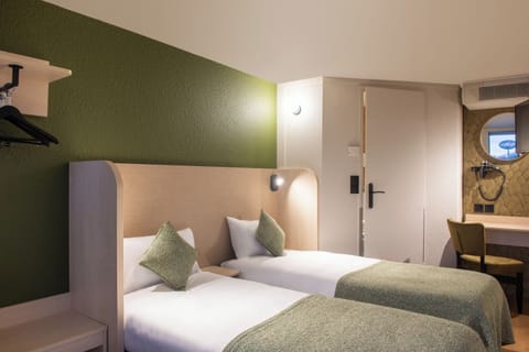 Deluxe Twin Room | Egyptian cotton sheets, premium bedding, Select Comfort beds, desk
