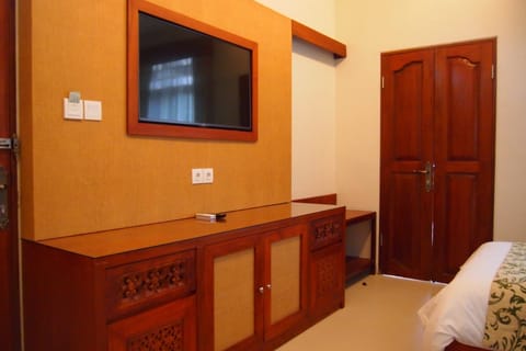 Minibar, in-room safe, desk, free WiFi