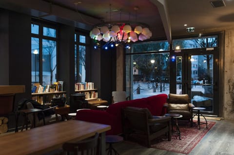 Serves breakfast, lunch, and dinner