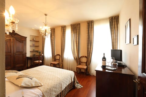 Suite | Minibar, in-room safe, blackout drapes, free WiFi