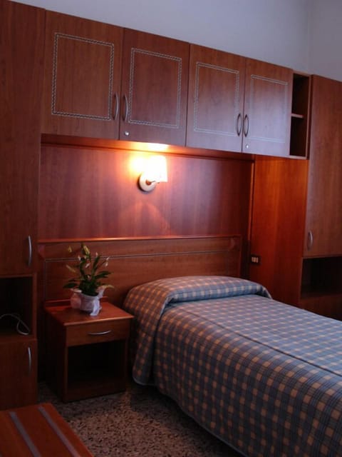 Single Room | In-room safe, desk, free WiFi