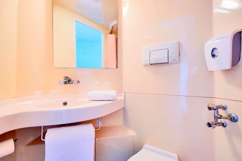 Shower, eco-friendly toiletries, towels