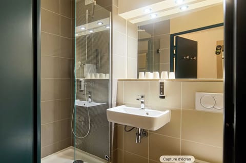 Double Room, Non Smoking | Bathroom | Shower, eco-friendly toiletries, towels