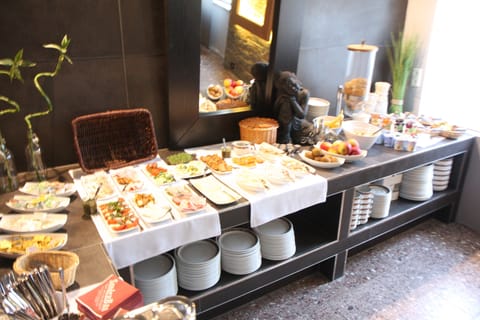 Free buffet breakfast on weekdays