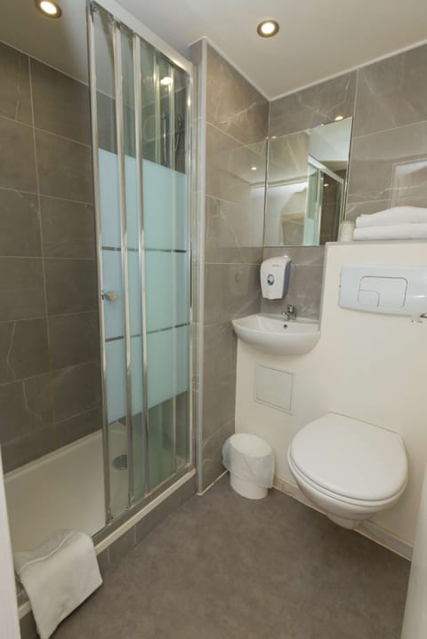 Standard Room, 1 Double Bed | Bathroom | Eco-friendly toiletries, towels