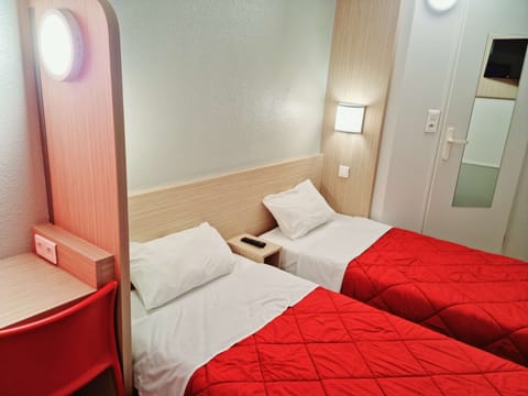 Standard Room, 2 Twin Beds | Desk, blackout drapes, free WiFi, bed sheets