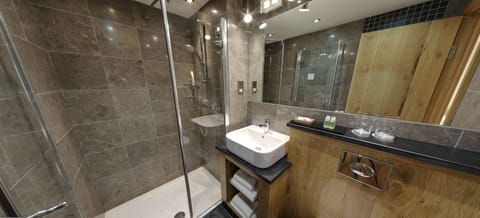 Twin Room (Room 6) | Bathroom | Free toiletries, hair dryer, towels