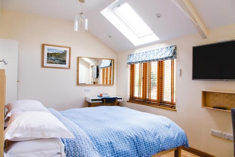 Premium bedding, soundproofing, iron/ironing board, free WiFi