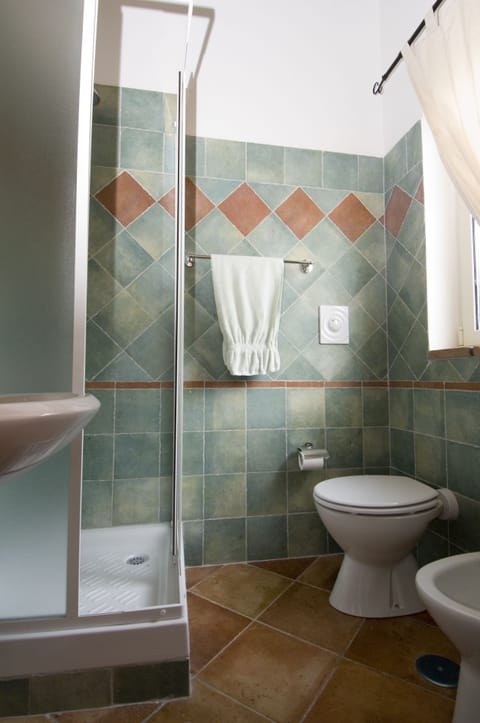 Shower, free toiletries, hair dryer, bidet