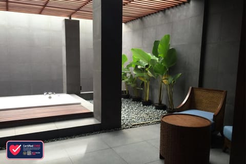 Junior Suite | Bathroom | Free toiletries, hair dryer, bathrobes, slippers