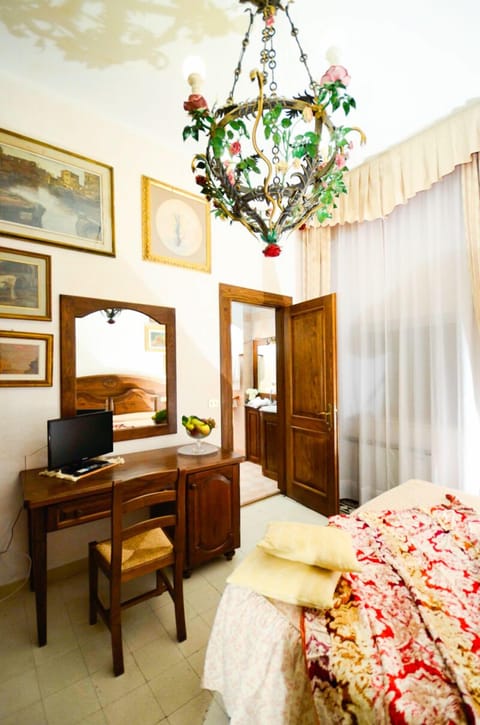 Double Room | Desk, cribs/infant beds, free WiFi