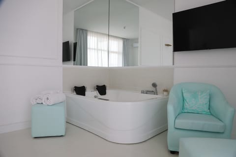 JUNIOR SUITE POSITANO VASCA IDRO VISTA VESUVIO | Hypo-allergenic bedding, minibar, in-room safe, desk