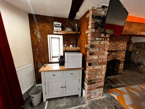 Double Room, Ensuite (Copper Room) | Individually decorated, laptop workspace, blackout drapes