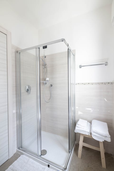 Shower, free toiletries, hair dryer, bidet