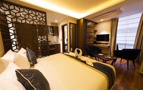 Studio Apartment | Minibar, desk, blackout drapes, soundproofing