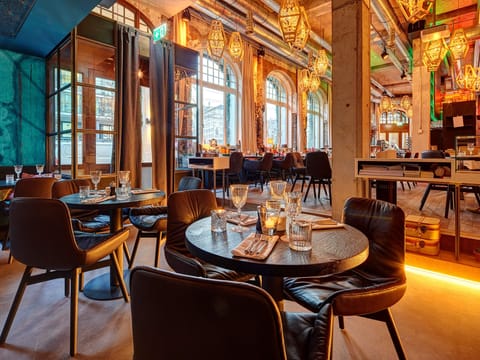 Breakfast, lunch, dinner served; local and international cuisine