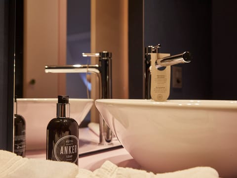 Standard Medium | Bathroom | Shower, hair dryer, towels, soap