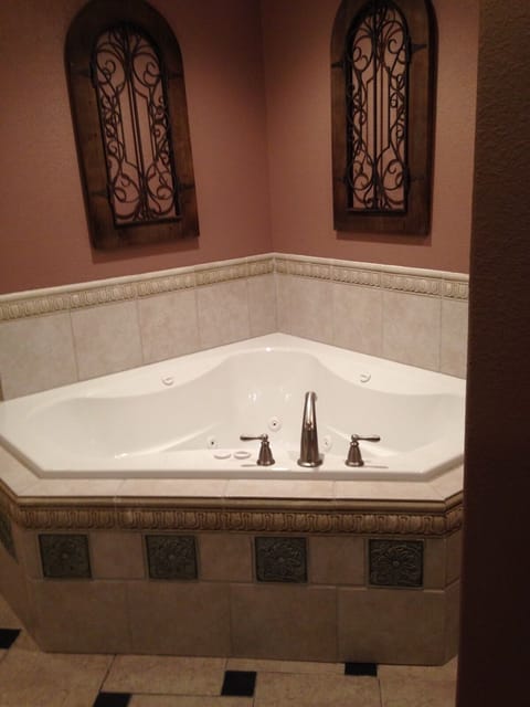 Deluxe Double Room, 1 King Bed, Jetted Tub | Jetted tub