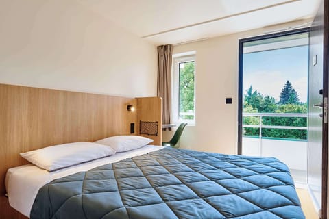 Standard Room, 1 Queen Bed | Premium bedding, desk, blackout drapes, iron/ironing board