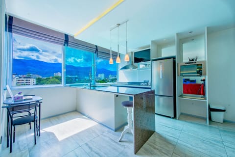 Exclusive Suite, 2 Bedrooms, Mountain View | Private kitchen | Fridge, microwave, stovetop, coffee/tea maker