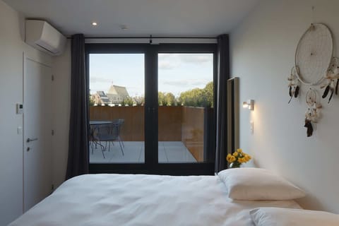 Executive Apartment | Hypo-allergenic bedding, pillowtop beds, in-room safe