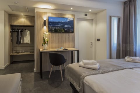 Double Room, 1 Double Bed | Minibar, in-room safe, desk, free WiFi