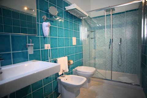 Junior Double or Twin Room, Terrace | Bathroom | Shower, free toiletries, towels