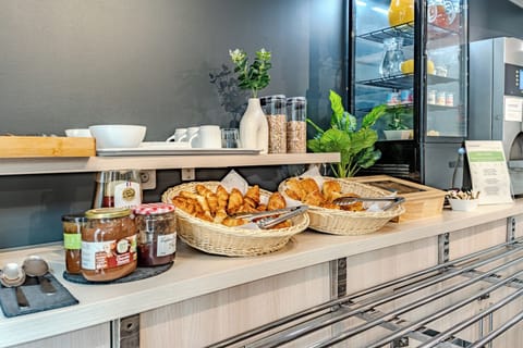 Daily continental breakfast (EUR 9 per person)