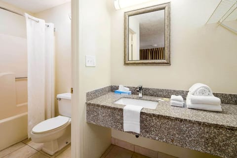 Room, 2 Queen Beds, Non Smoking | Bathroom | Combined shower/tub, spring water tub, towels