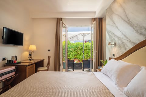 Camera con letto matrimoniale o 2 letti singoli con patio | Minibar, in-room safe, desk, blackout drapes