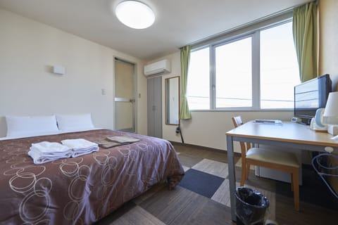 Desk, WiFi (free)