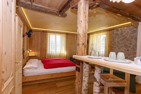 Deluxe Double Room | Minibar, in-room safe, desk, cribs/infant beds