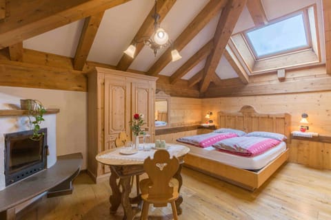 Deluxe Double Room | Minibar, in-room safe, desk, cribs/infant beds