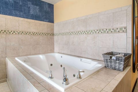 Desk, iron/ironing board, WiFi, bed sheets