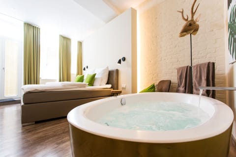 Deluxe Double Room, 1 King Bed, Non Smoking, Hot Tub | Premium bedding, free minibar, individually decorated
