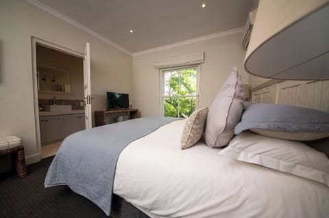 Standard Room, 1 Bedroom | In-room safe, blackout drapes, soundproofing, iron/ironing board