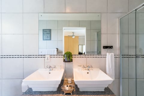 Superior Room, 1 Bedroom (Pool Facing Queen) | Bathroom sink