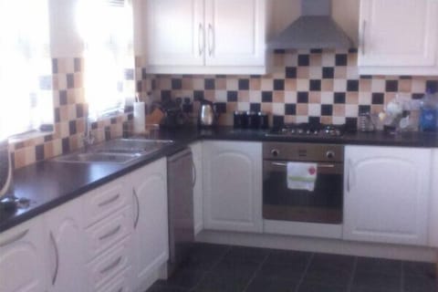 House, 4 Bedrooms | Private kitchen | Microwave, oven, dishwasher, electric kettle