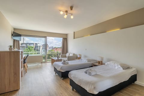 Executive Studio Twin with daily cleaning | Desk, cribs/infant beds, rollaway beds, free WiFi