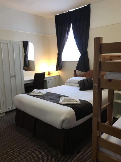 Family Quadruple Room, Ensuite | Interior