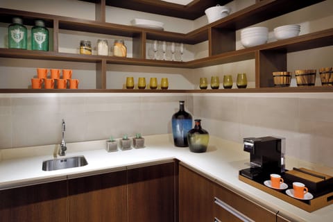 Fridge, coffee/tea maker