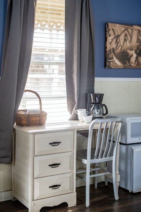 Pioneer Town Inn (not pet-friendly) | Premium bedding, free WiFi, bed sheets