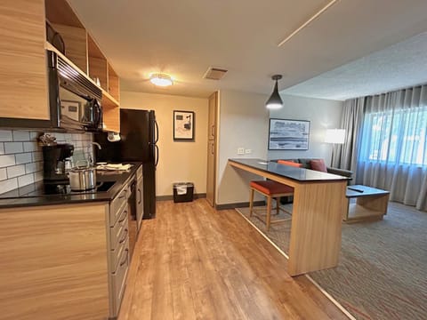 Desk, laptop workspace, iron/ironing board, free cribs/infant beds