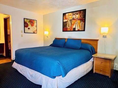 Standard Room, 1 Queen Bed | Free WiFi, bed sheets