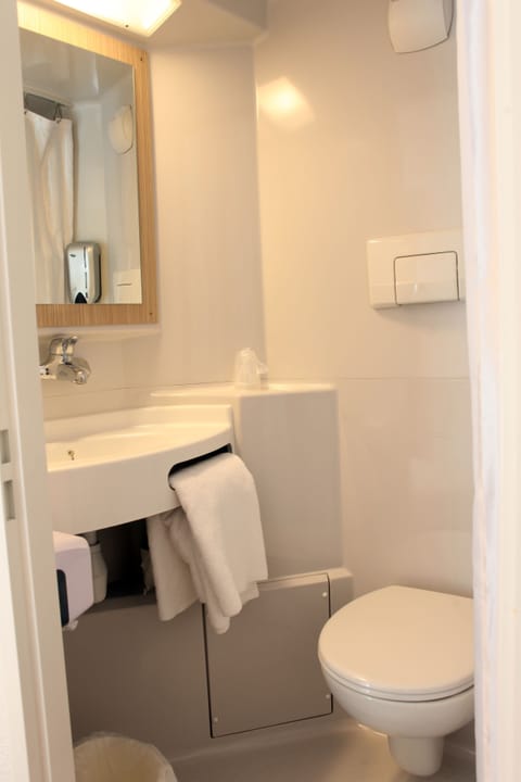 Shower, eco-friendly toiletries, towels