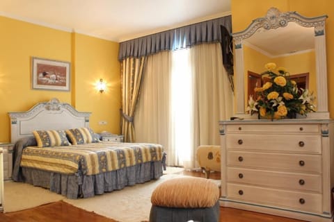 Premium bedding, desk, blackout drapes, soundproofing