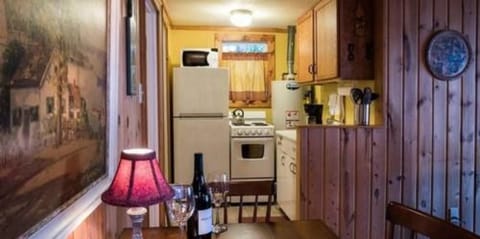 Room, Private Bathroom (Dove Cottage - Breakfast Not Included) | In-room dining