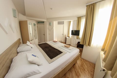 Basic Double Room | Desk, soundproofing, iron/ironing board, free WiFi