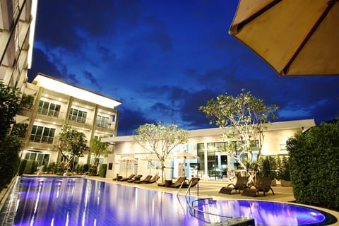 Outdoor pool, pool umbrellas, sun loungers